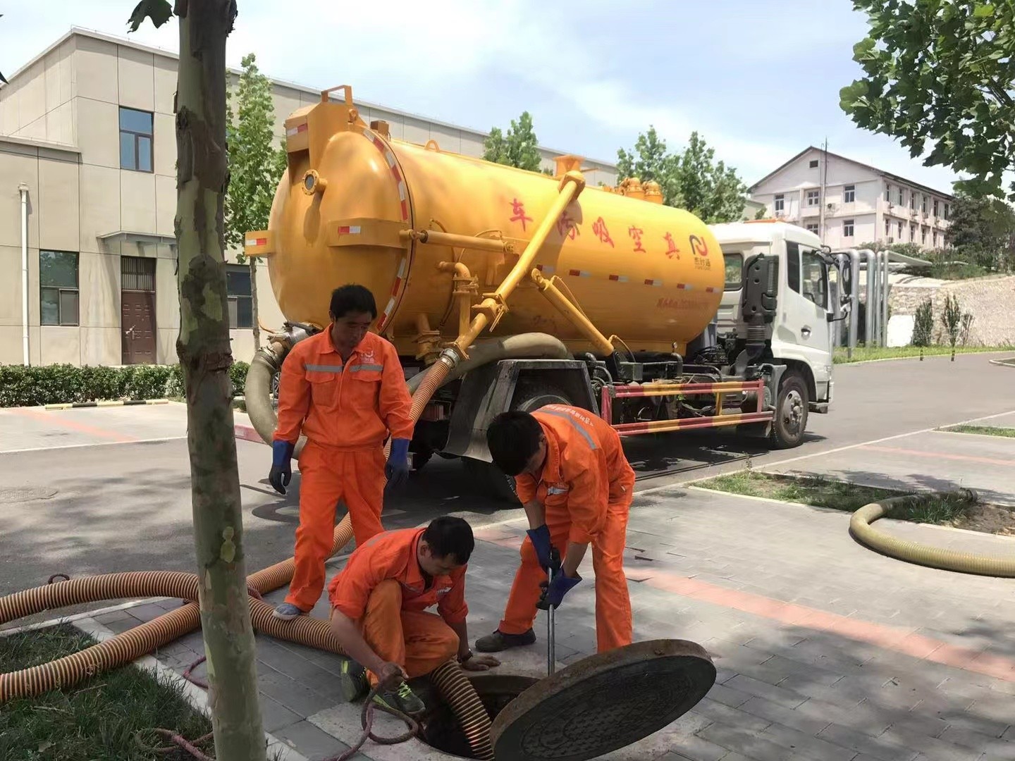 五峰管道疏通车停在窨井附近